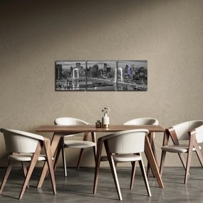 Obraz - Duże miasto z fioletową wieżą (z zegarem) (90x30 cm)