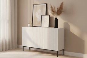 Komoda Nicole 150 cm trzydrzwiowa z ryflowanym frontem - biały mat / czarne nóżki