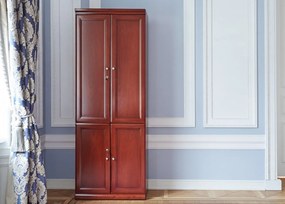 Elegancka szafa do biura Diamante. Szafa ma pełne drzwi, zamki na kluczyk, fronty wykończone płyciną, półki o regulowanej wysokości. Jest elegancko fornirowana na kolor koniaku, ma piękny cokół i gzyms.