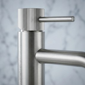 Bateria umywalkowa Rea Lungo Stripe Nikiel Szczotkowany Wysoka