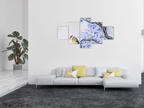 Obraz - ptak na drzewie z niebieskimi kwiatami (125x70 cm)