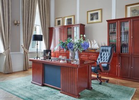 Elegancki fotel gabinetowe Consul tapicerowany skórą naturalną w kolorze brązowym, czarnym lub kremowym. Fotel ma drewnianą ramę i podłokietniki, mechanizm tilt, jest wygodne i solidnie wykonane.