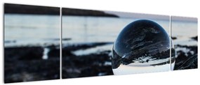 Obraz szklanej kuli na skale (170x50 cm)