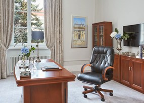 Wyjątkowy fotel gabinetowy Makler, tapicerowany skórą naturalną. Rama i gwiazda wykończone drewnem. Wysokiej klasy fotel do biura. Klasyczne meble gabinetowe Prestige.