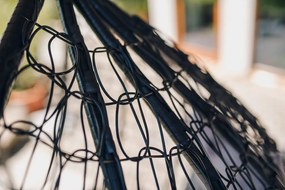 Czarne wiszące krzesło KOKON bez stojaka, jasna poduszka