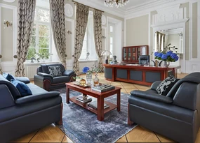 Skórzana kanapa 2-osobowa Palladio, wykonana ze skóry naturalnej, dostępne kolory brązowy, czarny, kremowy. Wygodna sofa do biura. Klasyczny stylowy design.