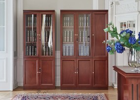 Klasyczna szafa do biura Elegance. Szafa ma górne drzwi częściowo przeszklone, dolne pełne, zamykane na kluczyk. Wymiary szafy 120x40x200 cm, kolor koniak, wykończona fornirem.