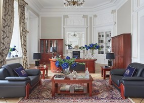 Stylowy, wygodny fotel wypoczynkowy skórzany Palladio do gabinetu, do wyboru kolory czarny, kremowy, brązowy, z dodatkiem elementów drewnianych. Stylowe meble gabinetowe z kolekcji Prestige.