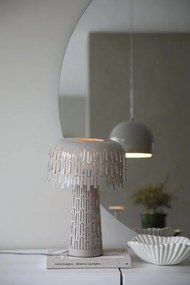 Szarobeżowa lampa stołowa z metalowym kloszem (wysokość 38 cm) Verbera – Markslöjd