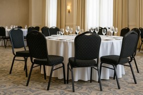 Czarne krzesło restauracyjne sztaplowane - Lindy 4X