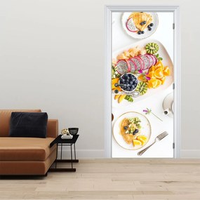 Fototapeta na drzwi - Talerze z owocami na stole (95x205cm)