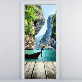 Fototapeta na drzwi - Długa łódź na plaży (95x205cm)