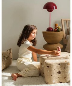 Jasnobrązowy puf dziecięcy z materiału bouclé/z tkaniny szenilowej Terrazzo Cloud – Wigiwama
