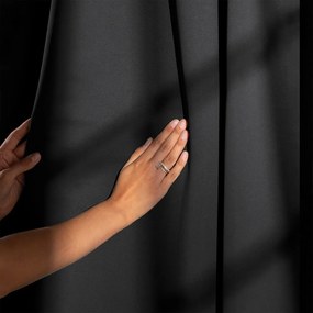 Czarna zaciemniająca zasłona termiczna 140x270 cm Pleat – Restilo