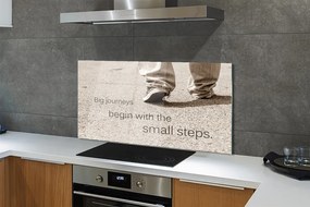 Szklany Panel Napis na Betonie i Buty