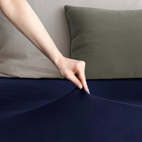 Ciemnoniebieskie dżersejowe prześcieradło z gumką 140x200 cm Amber – Restilo