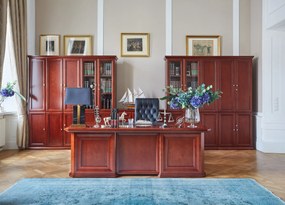 Szafa gabinetowa 3-drzwiowa z górnymi drzwiami częściowo przeszklonymi. Dolne drzwi są pełne. Wymiary 120x40x220 cm. Szafa jest fornirowana, ma widoczne usłojenie, fronty są wykończone płyciną.