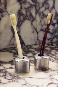 Metalowy uchwyt na szczoteczki do zębów w kolorze srebra Mis – noo.ma