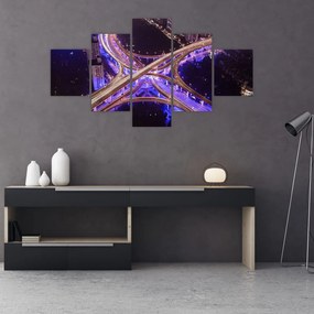 Obraz dużego skrzyżowania w nocy (125x70 cm)
