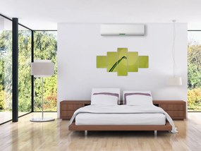 Obraz kropli wody na trawie (125x70 cm)