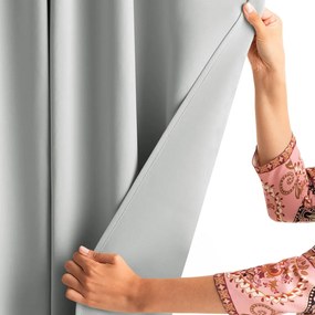Jasnoszara zaciemniająca zasłona termiczna 140x245 cm Pleat – Restilo