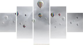 Obraz - Balony nad ceglaną ścianą (125x70 cm)