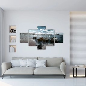 Obraz - Drewniane łodzie na jeziorze (125x70 cm)